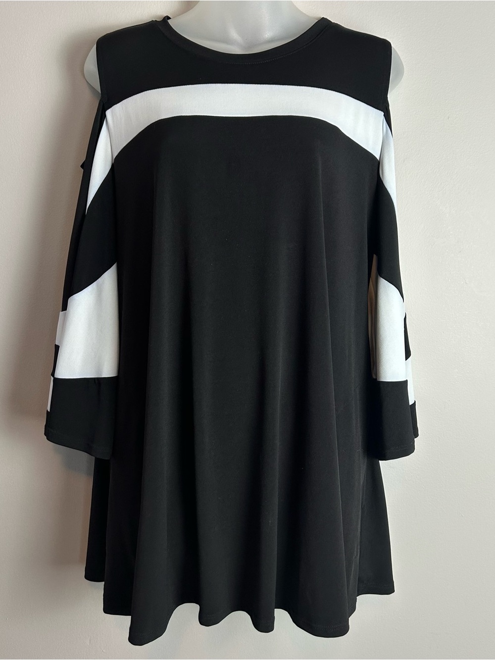 I.C. CollectionBlack & White Cold-Shoulder Flare Sleeve Swing Top Size Medium